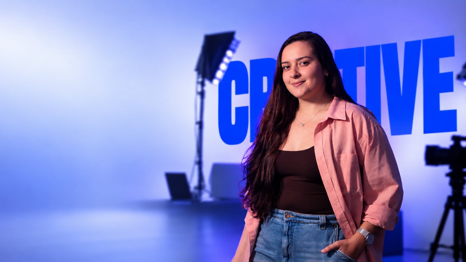 Letícia Ápeiron em um estúdio de gravação com luz azul