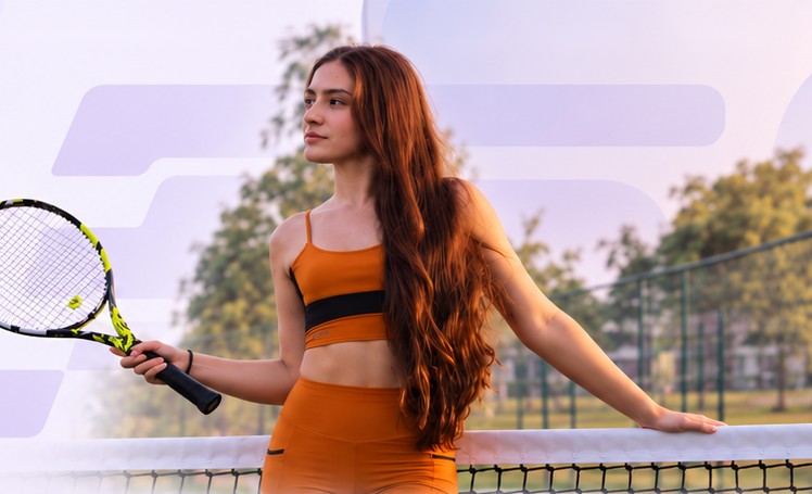Modelo com raquete de tênis usando conjunto laranja Fitbay